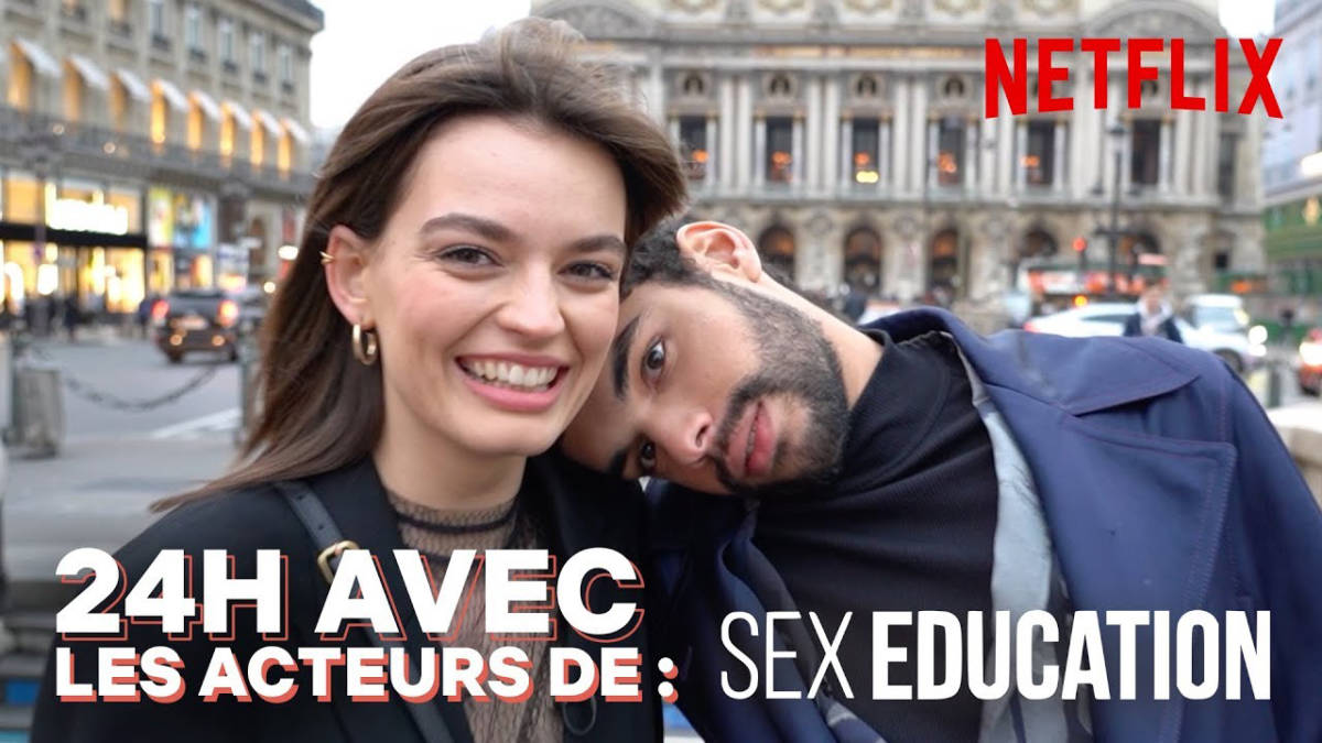Sami Outalbali et Emma Mackey, comédiens de Sex Education, en visite à Paris et au Cours Peyran Lacroix